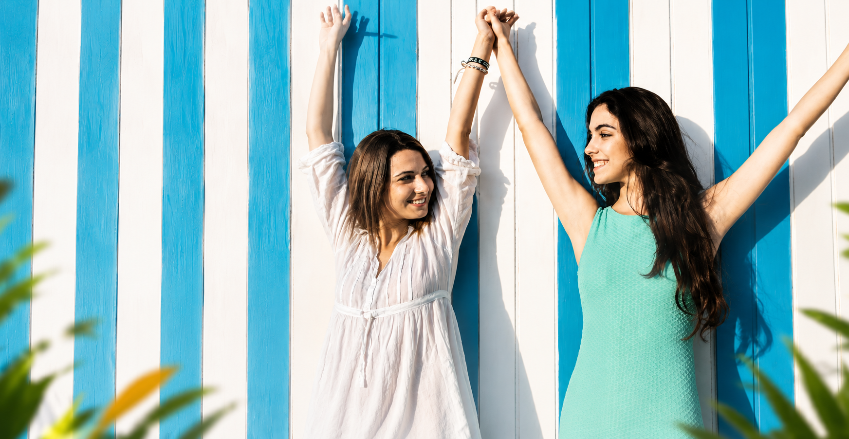 Deux femmes heureuses célébrant une vie pleine d'énergie